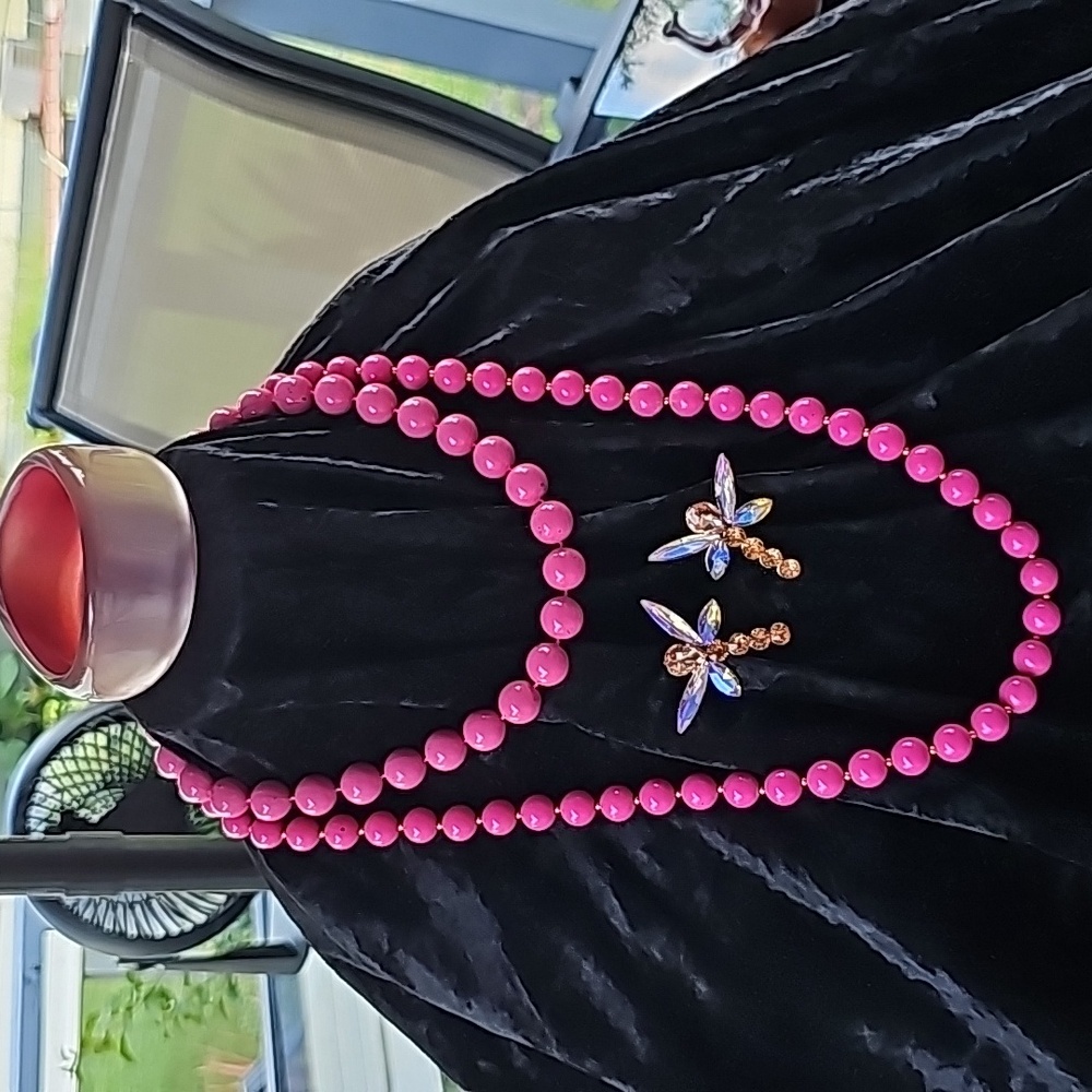 PINK BEAD NECKLACES, BRACELET, 2 SETS OF EARRINGS